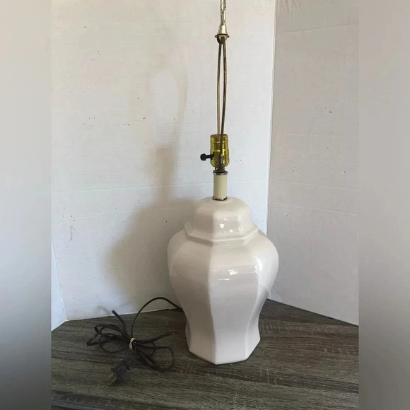 Vintage Ceramic Ginger Jar Shaped Lamp - Picture 2 of 9